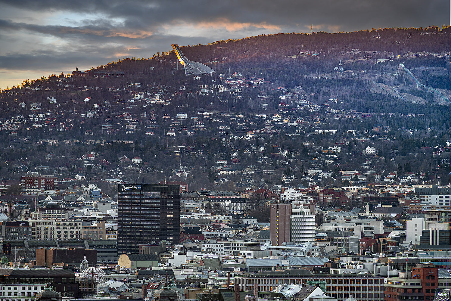 kunstfoto Holmenkollen og SAS hotellet